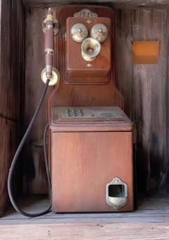 レトロ電話 レトロ電話 モノクロ,柵,かっこいいの写真素材