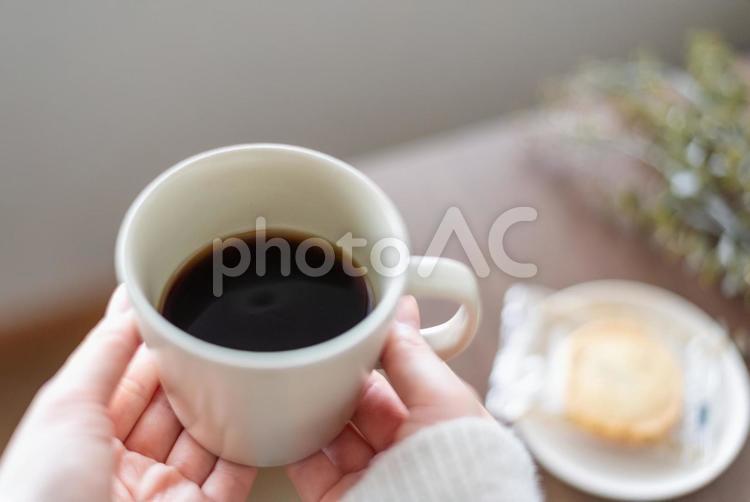 コーヒーカップを持つ手 コーヒーカップ,珈琲,珈琲豆の写真素材