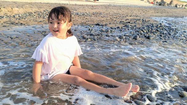 海辺で遊ぶ女の子7 海辺で遊ぶ女の子7 水遊び,砂遊び,海水浴の写真素材