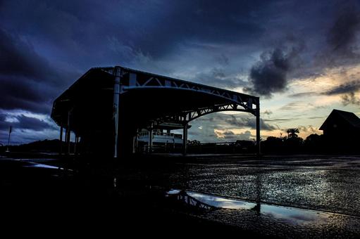 <素材>雨の夕暮れのキャンプ場のテント <素材>雨の夕暮れのキャンプ場のテント 空,リフレクション,水溜まりの写真素材