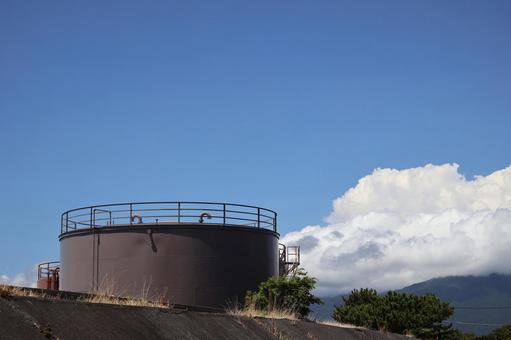 青空と白い雲と山とタンクのある町 青空と白い雲と山とタンクのある町 青空,白い,雲の写真素材