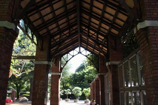 レンガ造りの建物の屋根と骨格@馬橋公園 レンガ造りの建物の屋根と骨格@馬橋公園の写真
