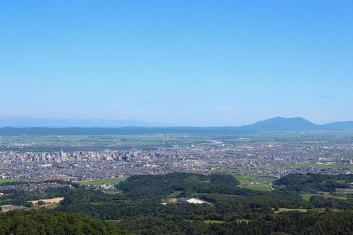 新 弥彦山と佐渡そして長岡市 新 弥彦山と佐渡そして長岡市 山,空,青の写真素材