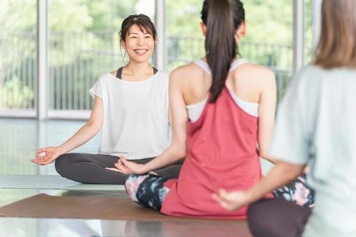 ヨガ教室・ピラティスを教える講師の女性 ヨガ教室・ピラティスを教える講師の女性 ヨガ,ヨガ講師,インストラクターの写真素材