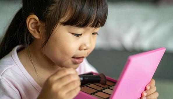子供用のメイクボックスとメイクする女の子 子供用のメイクボックスとメイクする女の子の写真