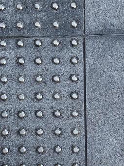 シルバーのシンプルな点字ブロックの写真