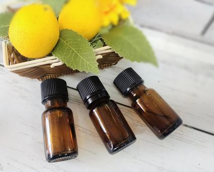 レモンのアロマオイル 寝かせたボトル アロマ,アロマオイル,ボトルの写真素材