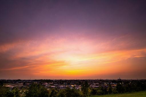 マジックアワーの夕暮れと街並み マジックアワーの夕暮れと街並み 夕焼け,夕方,夕日の写真素材