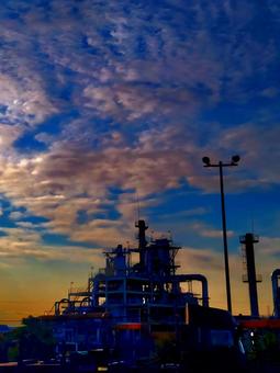 工場と朝焼けの空 工場,朝焼け,空の写真素材