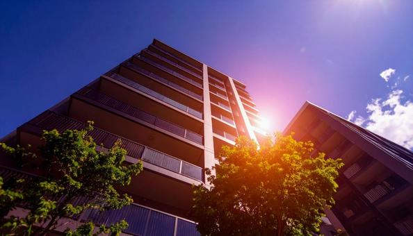 高層マンションを見上げる 高層マンションを見上げるの写真