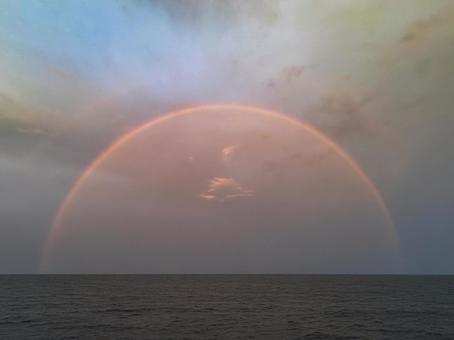 夕方の海に架かる虹 夕方の海に架かる虹 虹,海,夕方の写真素材