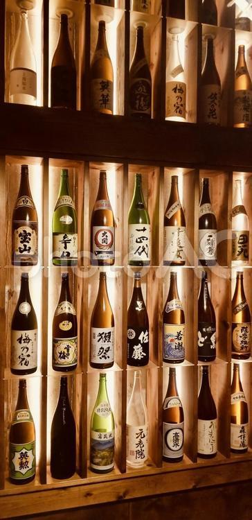 瓶が置いてある酒棚 お酒,酒,瓶の写真素材