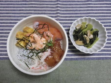 海鮮丼 海鮮丼 手作り海鮮丼,ゆで海老,漬けマグロの写真素材