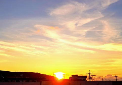 山に沈む夕日 山に沈む夕日 夕日,夕焼け,空の写真素材