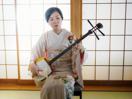 33:和服で三味線を演奏する女性 33:和服で三味線を演奏する女性 三味線,伝統芸能,和楽器の写真素材