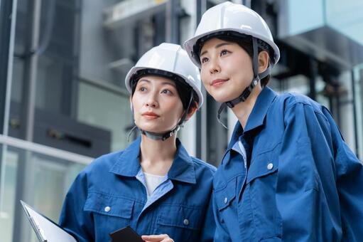 ビルメンテナンスする女性エンジニア 不動産,エンジニア,メンテナンスの写真素材