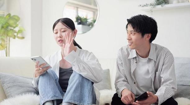 スマホが原因で口論をするアジア人カップル 女性,男性,喧嘩の写真素材