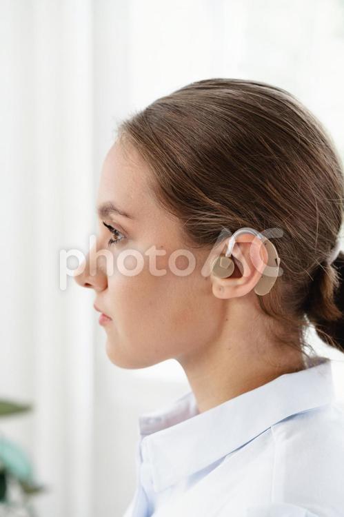 補聴器をつけた横を向いている女性 障害者,補聴器,身体障害の写真素材