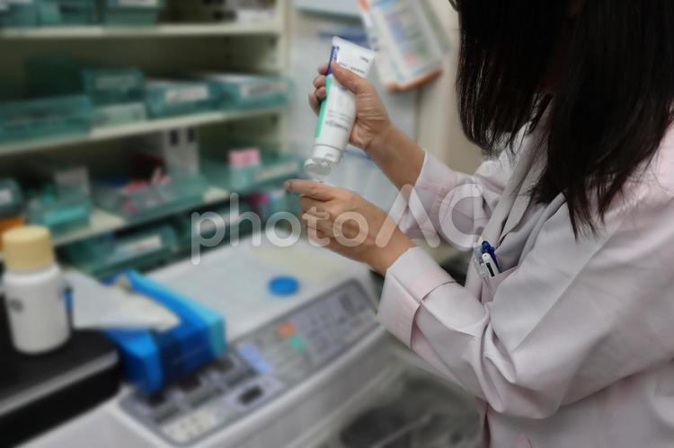 薬を調合する白衣の女性 病院,白衣,薬剤師の写真素材