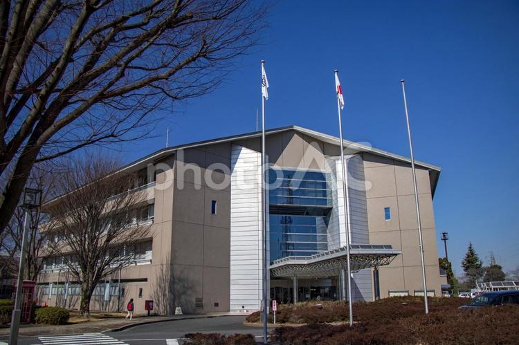 青空を背景にした白岡市役所 白岡市役所,市役所,役所の写真素材