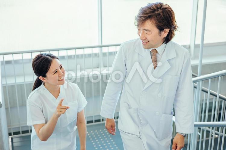 病院内を歩く医療従事者の男女（医師） 看護師,介護士,医者の写真素材
