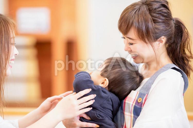 保育士／託児所／児童館／ベビーシッター／ママ 保育士,保育園,赤ちゃんの写真素材