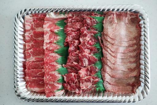 トレーに入ったお肉 トレーに入ったお肉の写真