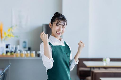 カフェで働く若い女性 カフェで働く若い女性 ガッツポーズ,カフェ,ウェイトレスの写真素材