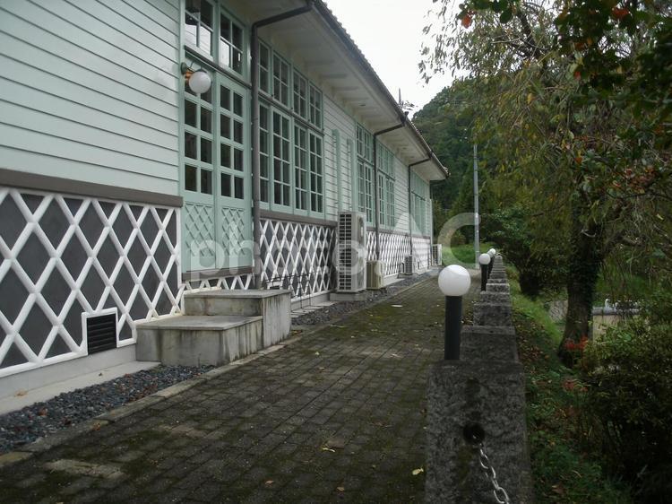 西洋風木造校舎の廃校「有木小学校」広島県 有木小学校,木造校舎,廃校の写真素材