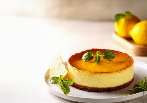 レモン添えの焼きチーズケーキの写真