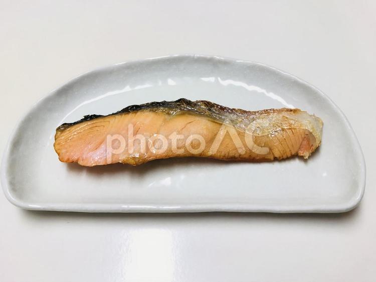半月皿に乗せた鮭の塩焼き 鮭,塩鮭,焼き鮭の写真素材