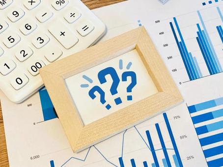 グラフ資料と電卓とはてなマーク グラフ資料と電卓とはてなマークの写真