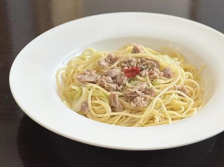 ツナとキャベツのペペロンチーノ ツナとキャベツのペペロンチーノ パスタ,キャベツ,ツナの写真素材
