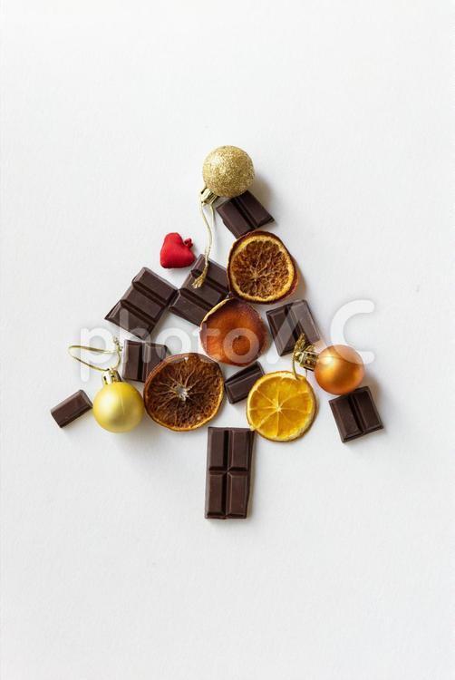 ドライフルーツやチョコレートでできたクリスマスツリー（白背景） クリスマス,クリスマスツリー,チョコレートの写真素材