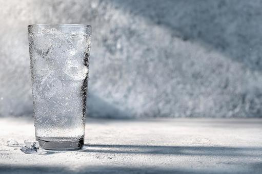 グラスに注がれた冷たい氷と水 グラスに注がれた冷たい氷と水の写真