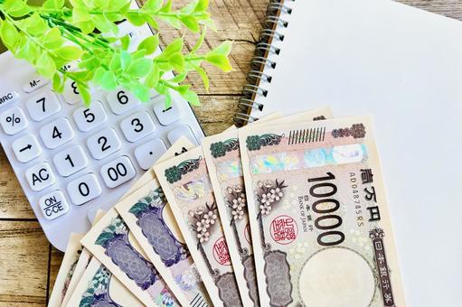 白い電卓と一万円とノート 白い電卓と一万円とノート お金,マネー,紙幣の写真素材