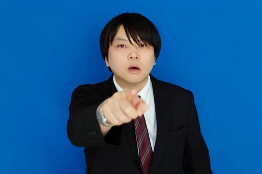 指差しするビジネスマン 指差しするビジネスマン ビジネスマン,男性,スーツの写真素材
