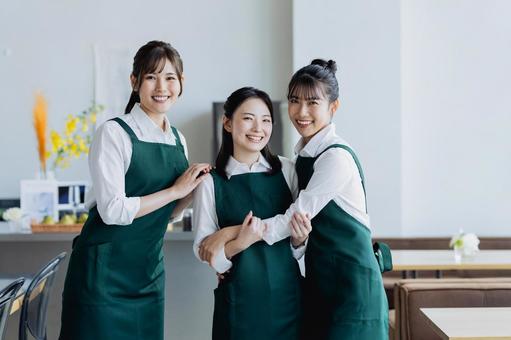 カフェで働く若い女性 カフェで働く若い女性 女性,カフェ,アルバイトの写真素材