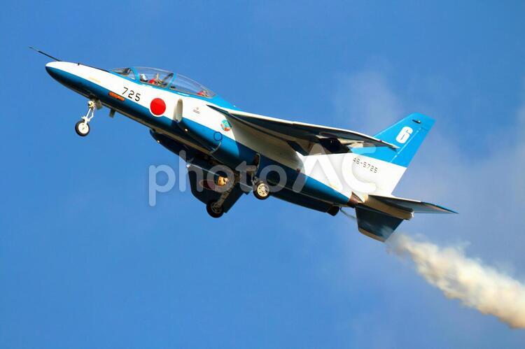 ブルーインパルス ブルーインパルス,アクロバット,飛行機の写真素材