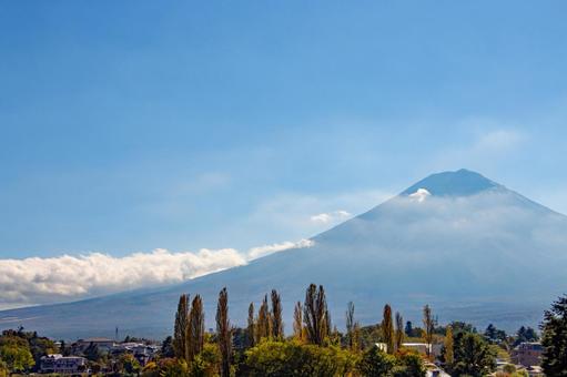 富士山 真っ青な空と山裾にたなびく白い雲 富士山 真っ青な空と山裾にたなびく白い雲の写真