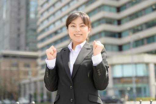 ガッツポーズをする女性 ガッツポーズをする女性 スーツ,新入社員,フレッシャーズの写真素材