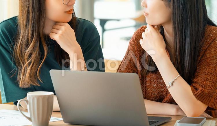 ミーティングをする2人のビジネスウーマン 女性,ビジネス,ビジネスウーマンの写真素材