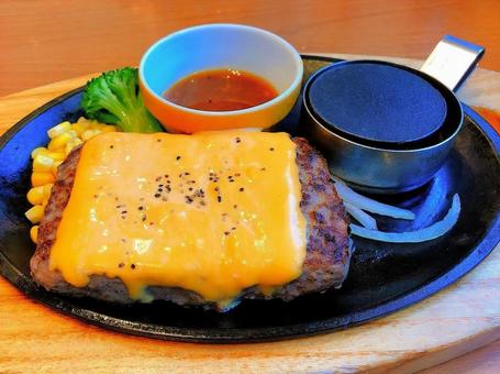 日本、東京のファミレスのチーズハンバーグ 日本、東京のファミレスのチーズハンバーグの写真