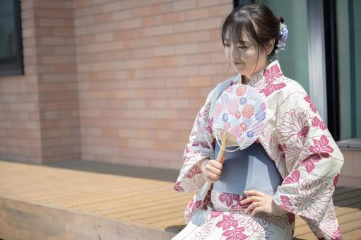 考える浴衣の女性 考える浴衣の女性 浴衣,女性,うちわの写真素材