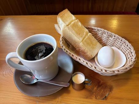 ある日の朝食 01 トースト,厚切り,ゆで卵の写真素材