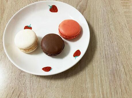 お皿にのった3個のマカロン マカロン,スイーツ,お菓子の写真素材