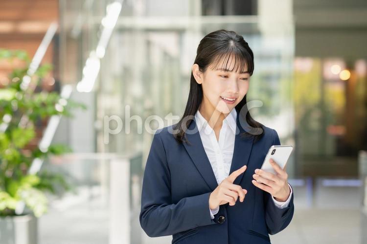 スマートフォンを使う若いビジネスウーマン スマートフォン,スマホ,携帯電話の写真素材