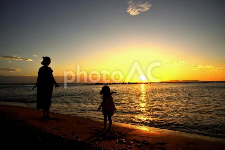夕日を眺める母娘 日暮れ,太陽,浜の写真素材