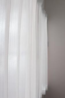 透ける白いカーテンの写真