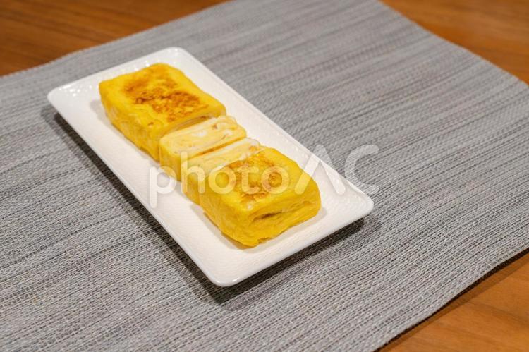 ふんわり卵焼きカット断面が美しい一品料理 卵焼き,玉子焼き,だし巻き卵の写真素材